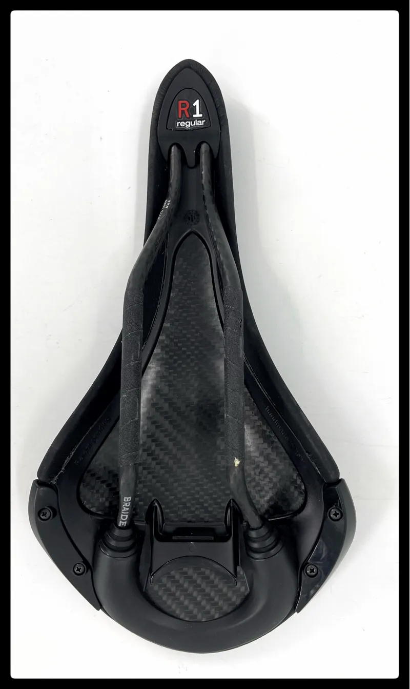 Fizik Aliante R1 Mens carbon Regulat Road Saddle 141 mm Black-2